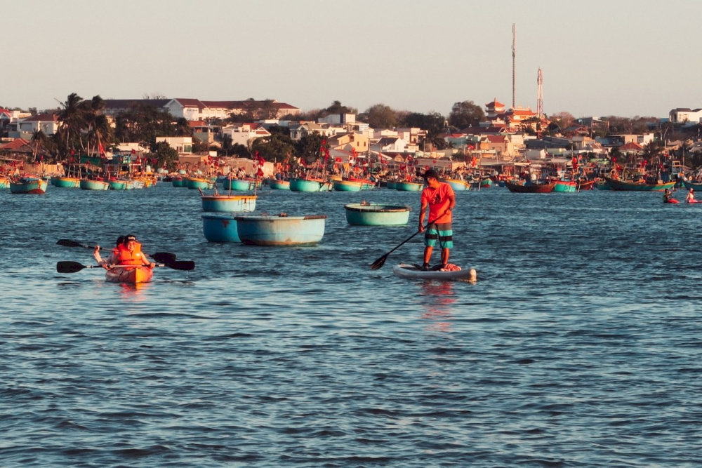 Chèo thuyền trên biển 